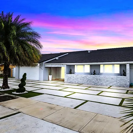 Spectacular Miami 12 Mil To Downtown Gameroom Pool